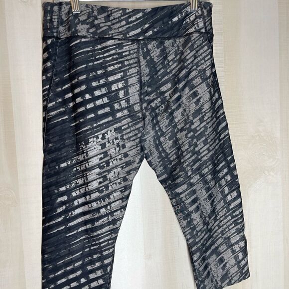 Under Armour black and grey capri length compression leggings, size XL - Picture 5 of 11